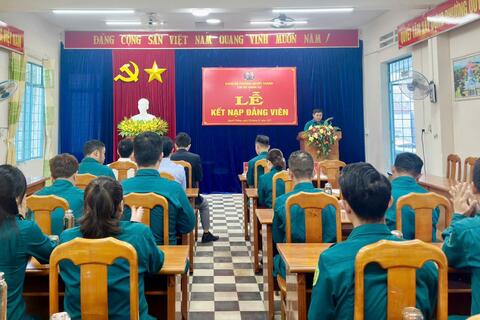 CHI BỘ QUÂN SỰ TỔ CHỨC LỄ KẾT NẠP ĐẢNG VIÊN.