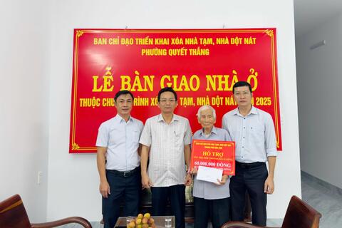 BÀN GIAO NHÀ Ở THUỘC CHƯƠNG TRÌNH XOÁ NHÀ TẠM, NHÀ DỘT NÁT TẠI PHƯỜNG QUYẾT THẮNG, THÀNH PHỐ KON TUM.