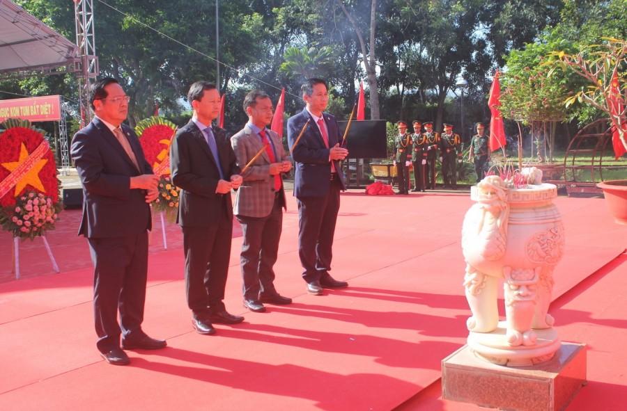 /upload/104939/20240925/grabd73f92_lanh_dao_tinh_dang_huong_dang_hoa_tuong_nho_cac_anh_hung_liet_si_1.jpg